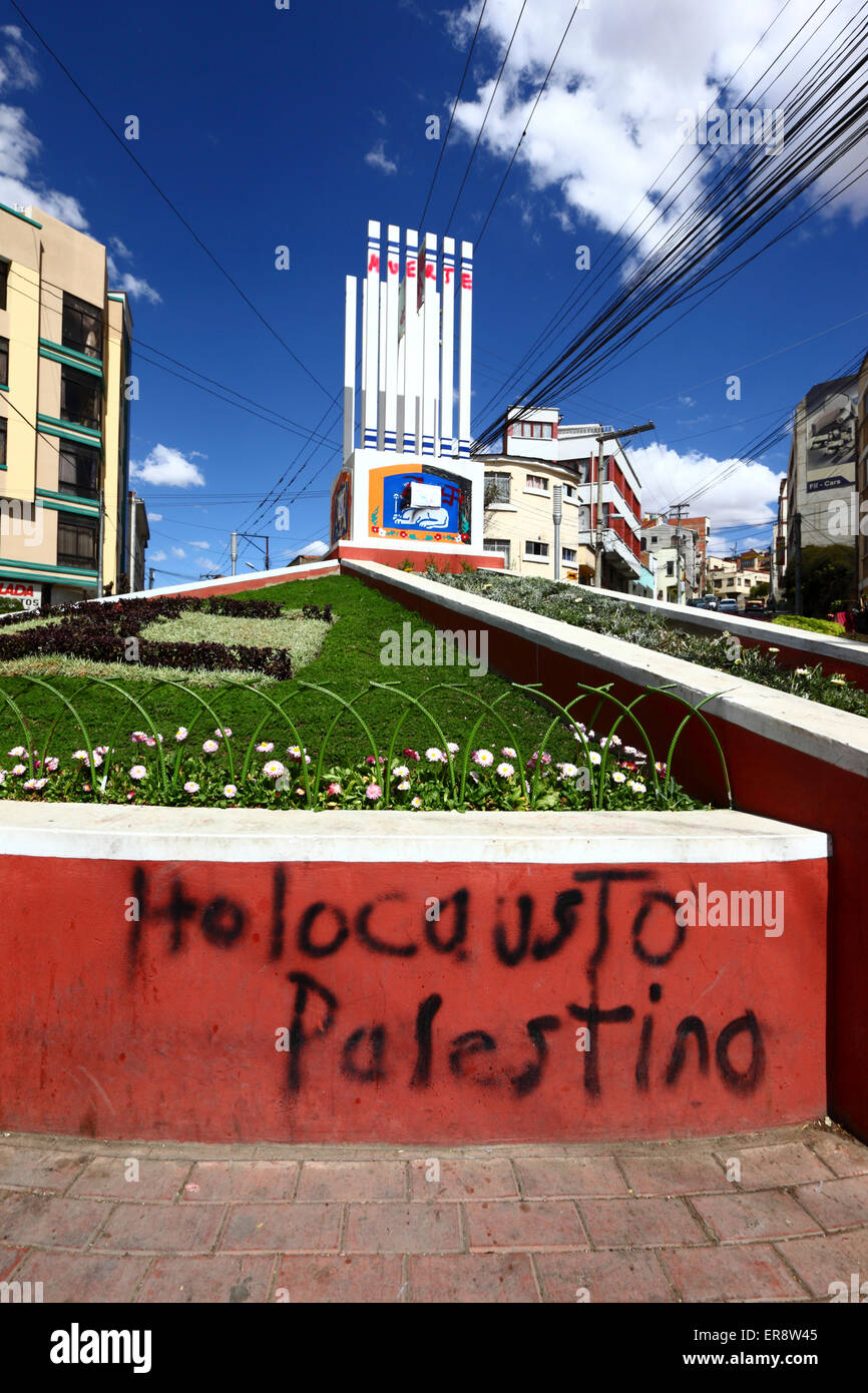 Le parole 'Olocausto della Palestina' in spagnolo e un monumento defaced in protesta contro l'offensiva militare israeliana a Gaza, la Paz, Bolivia Foto Stock