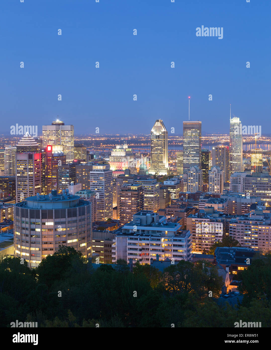 Una vista della Skyline di Montreal al crepuscolo Foto Stock