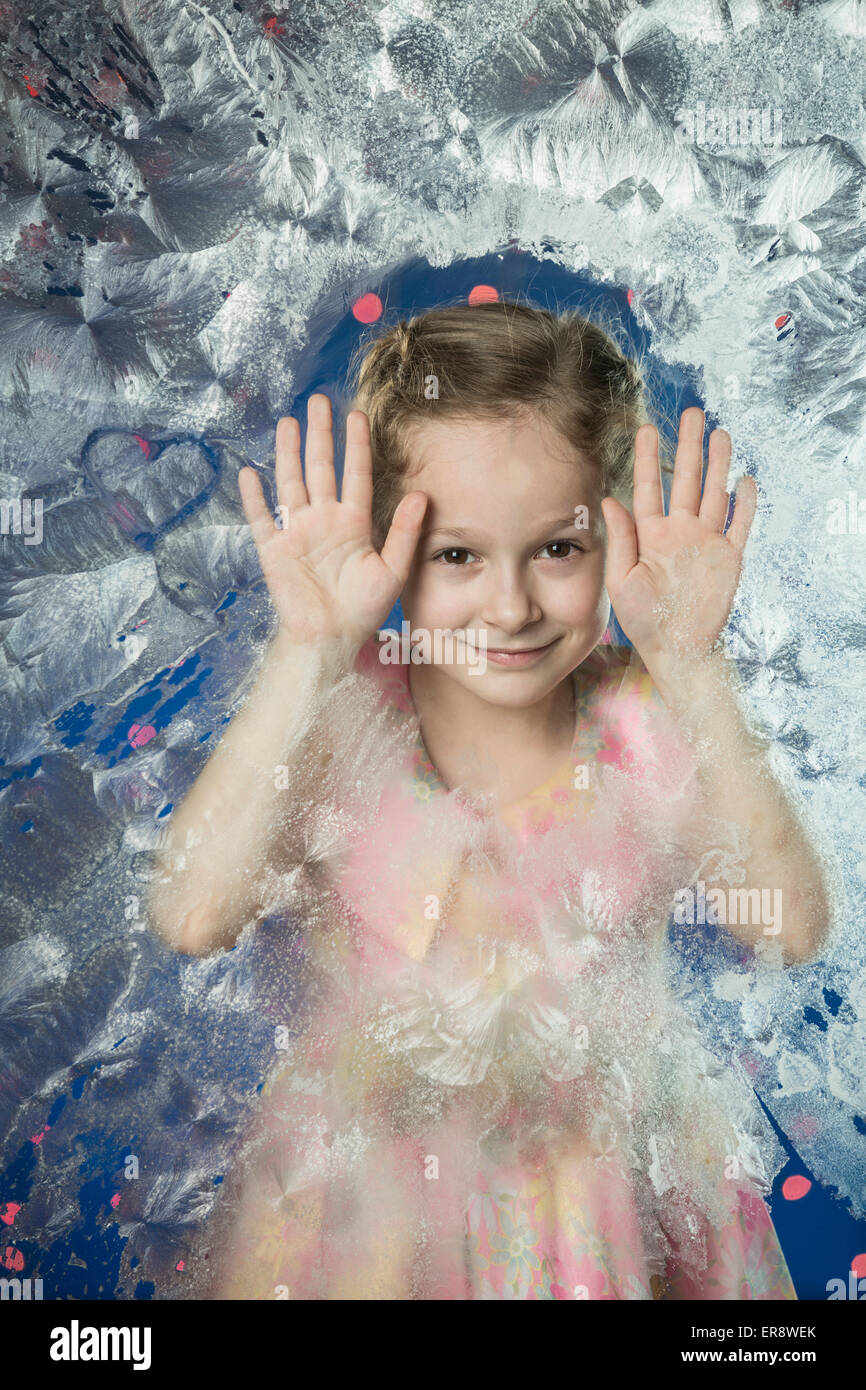 Ritratto di ragazza carina appoggiata sul vetro congelato Foto Stock