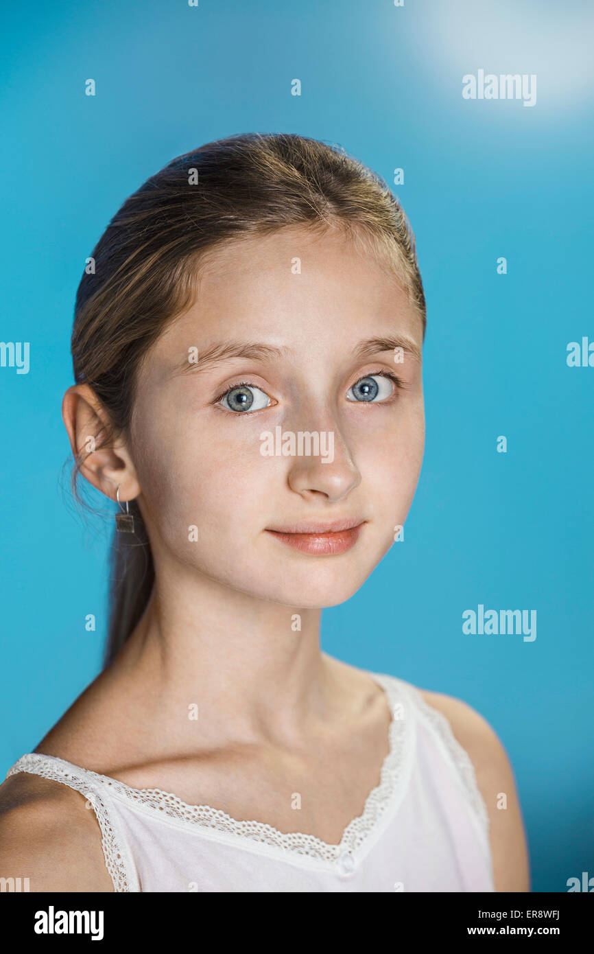 Close-up ritratto della ragazza carina contro sfondo blu Foto Stock