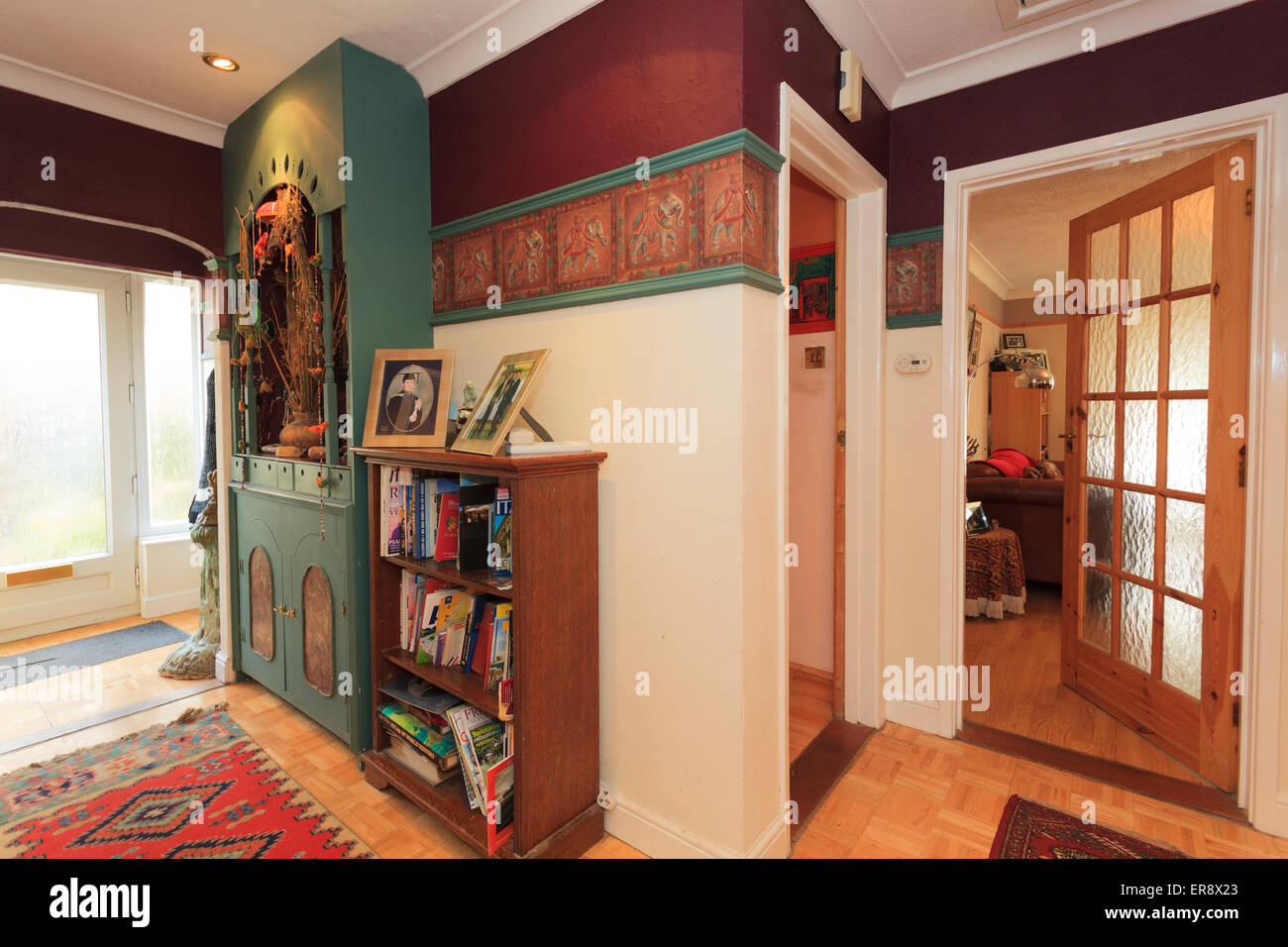 "L' sagomato piccolo corridoio in tipica casa Inglese Foto Stock