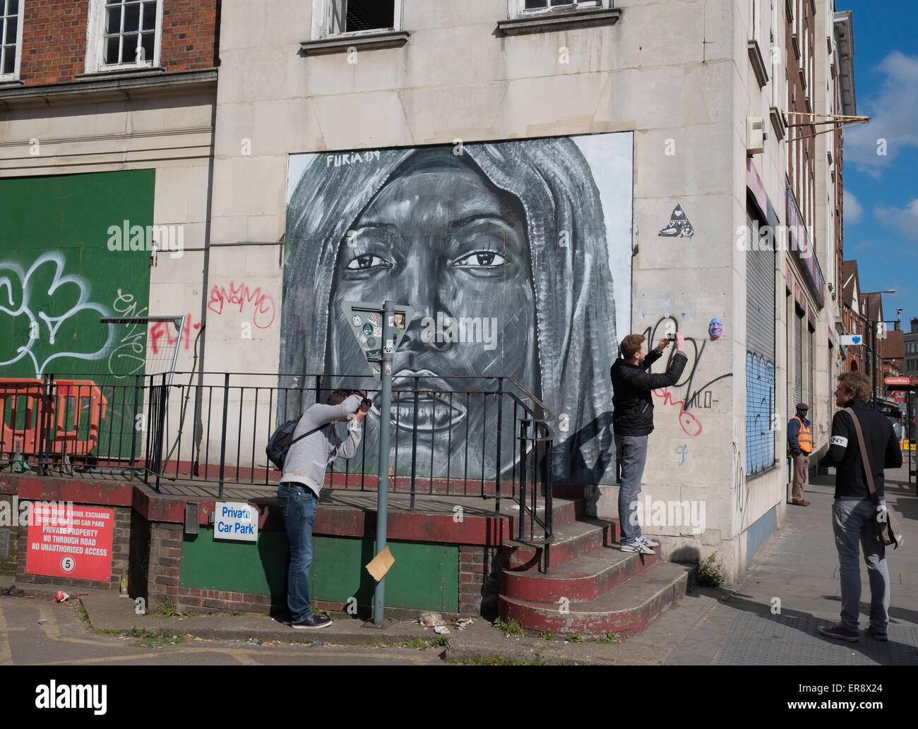 Fotografare gli appassionati di arte di strada su strada commerciale, Spitalfields, East London, Regno Unito. Foto Stock