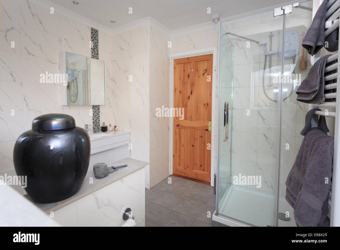 Casa moderna stanza da bagno con doccia cubica e scaldasalviette Rail Foto Stock