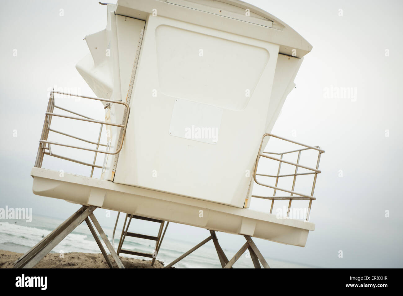 La vita torre di guardia in San Diego con segni di vuoto in un giorno nuvoloso Foto Stock