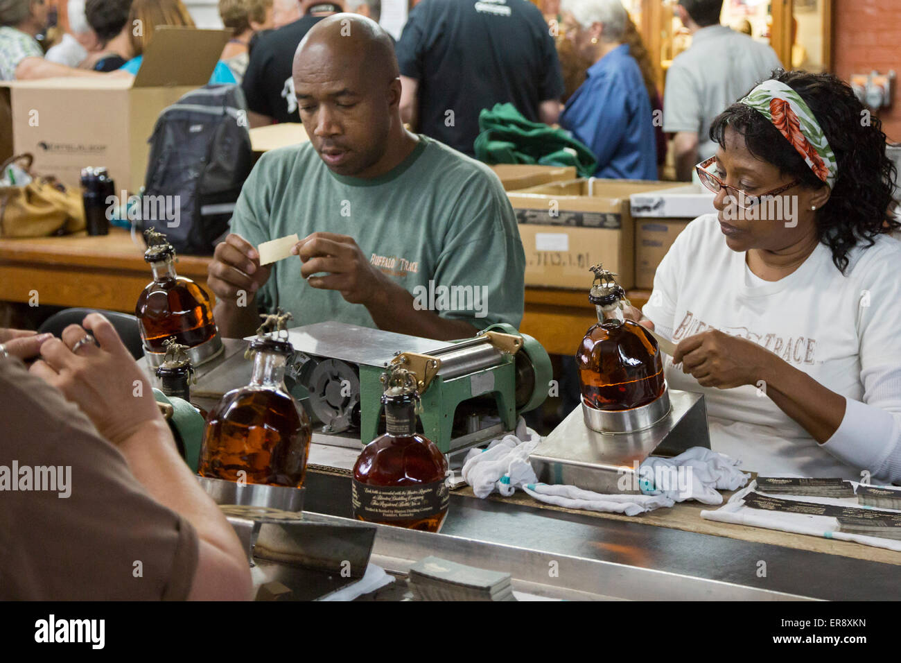 Francoforte, Kentucky - Lavoratori etichetta bottiglie di Borbone a Buffalo Trace Distillery. Foto Stock