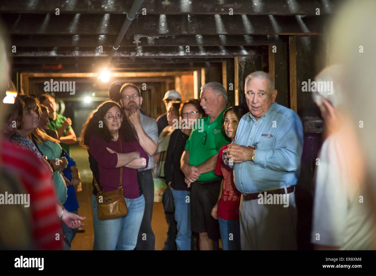 Francoforte, Kentucky - Una guida turistica (maglietta blu) porta i turisti attraverso un magazzino di invecchiamento a Buffalo Trace Distillery. Foto Stock