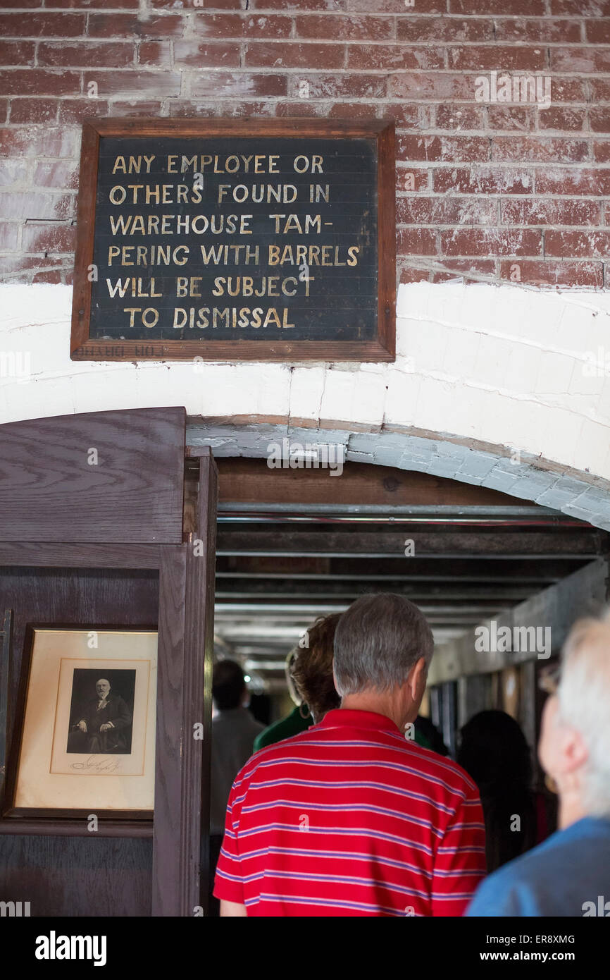 Francoforte, Kentucky - un gruppo di tour entra in un magazzino di invecchiamento a Buffalo Trace Distillery. Foto Stock