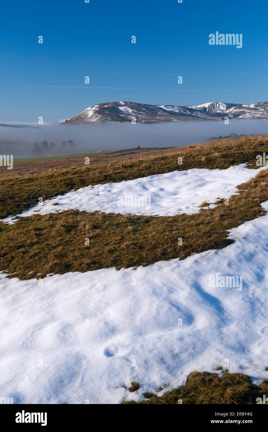 Congelamento di nebbia persistente nel fondovalle su un inverno mattina, guardando verso la Howgill Fells, Cumbria, Regno Unito. Foto Stock