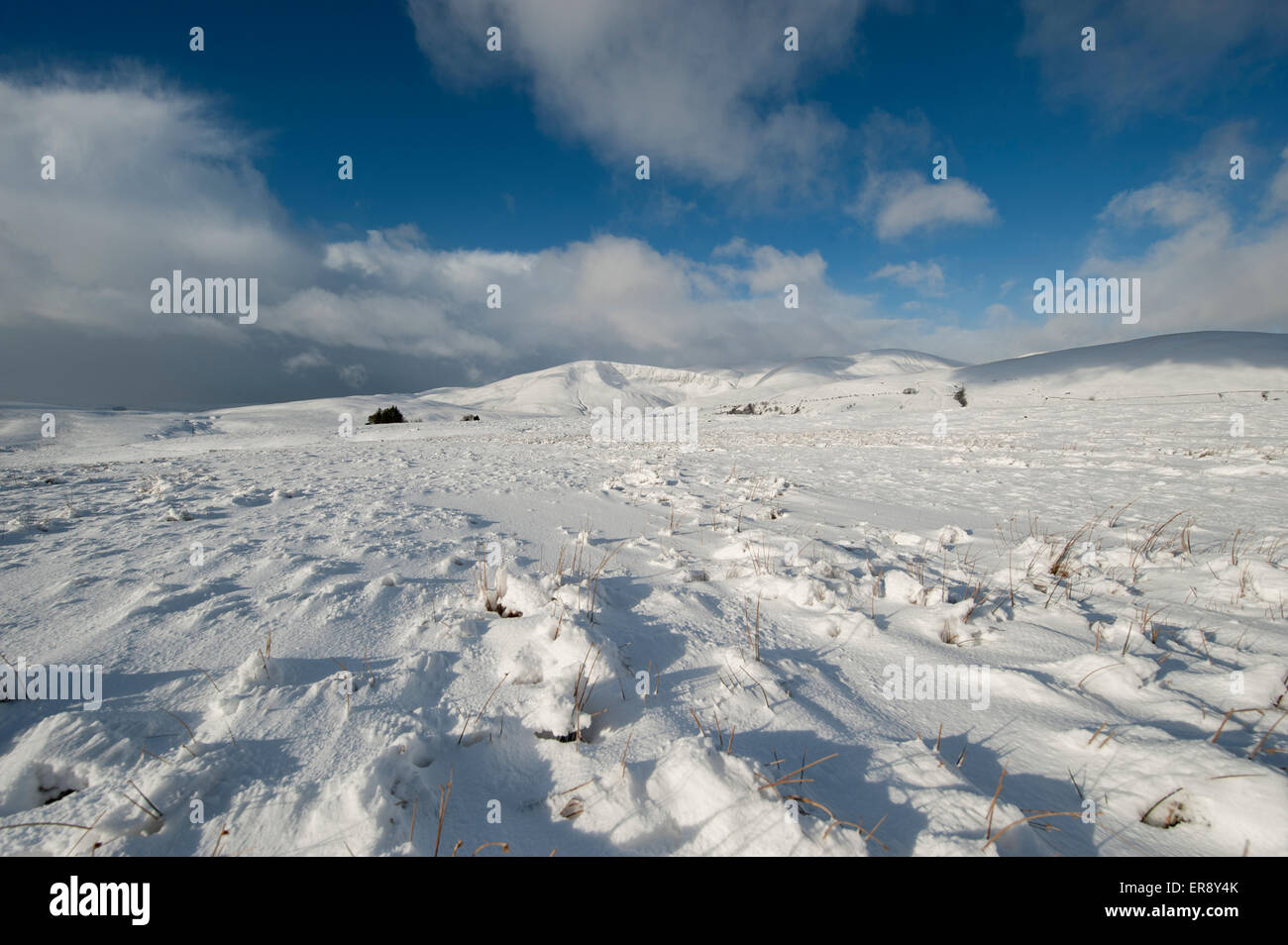 Cautley roccioso e la Howgills ricoperta di neve da fine cadde, vicino Ravenstonedale, Cumbria, Regno Unito. Foto Stock