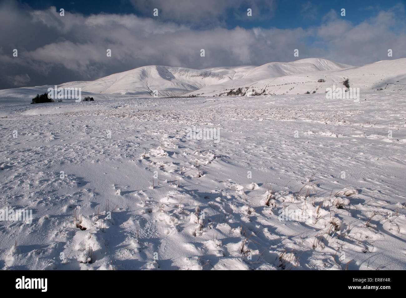 Cautley roccioso e la Howgills ricoperta di neve da fine cadde, vicino Ravenstonedale, Cumbria, Regno Unito. Foto Stock