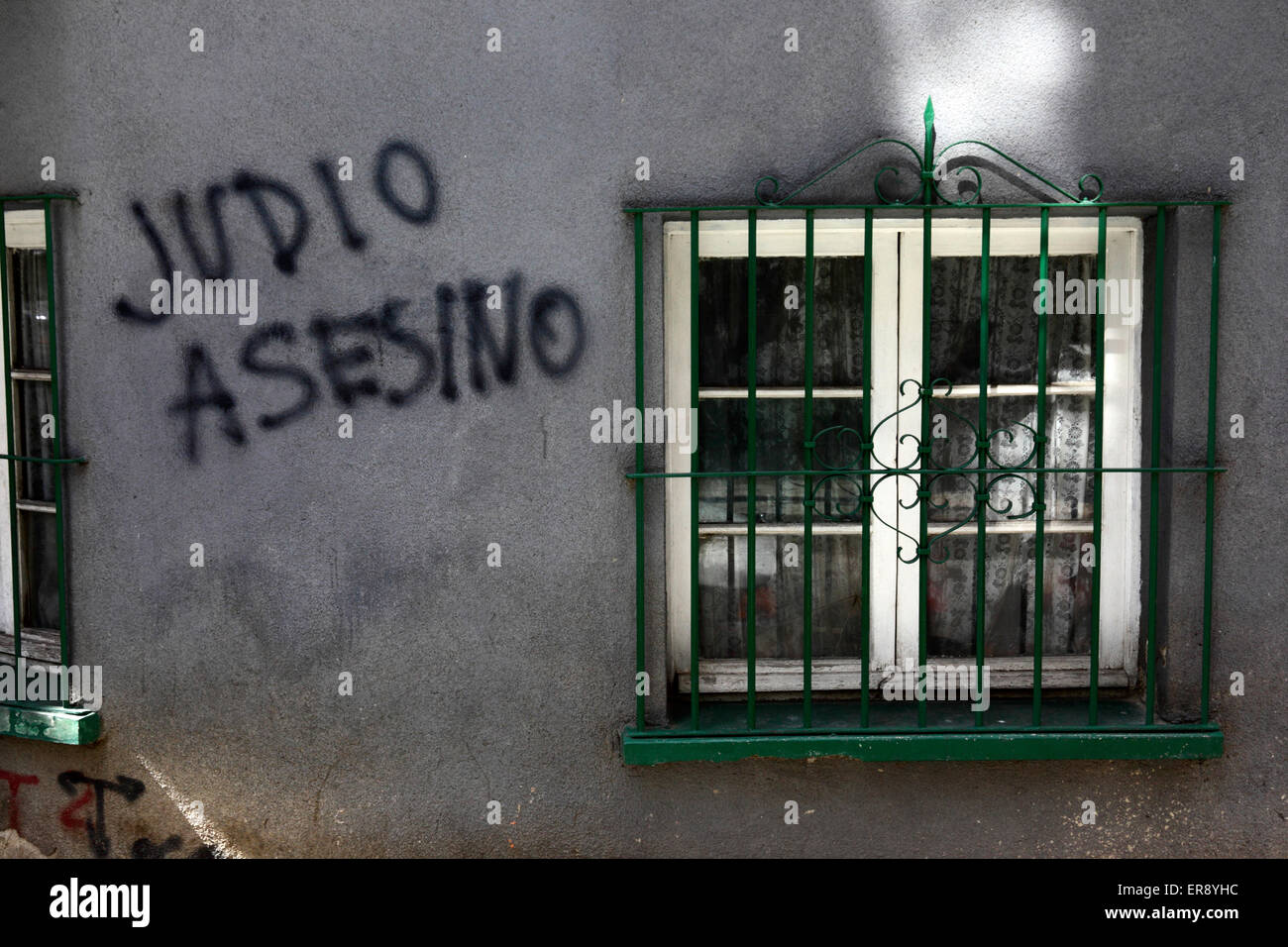 Judio Asesino / Killer ebreo graffiti dipinta su una casa in segno di protesta contro i militari israeliani offensiva a Gaza, La Paz, Bolivia Foto Stock