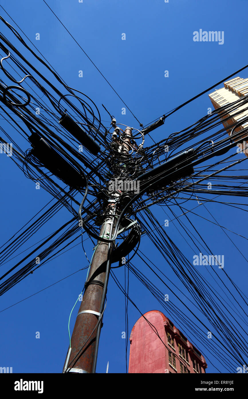Tangled massa di cavi elettrici sul post, La Paz, Bolivia Foto stock - Alamy