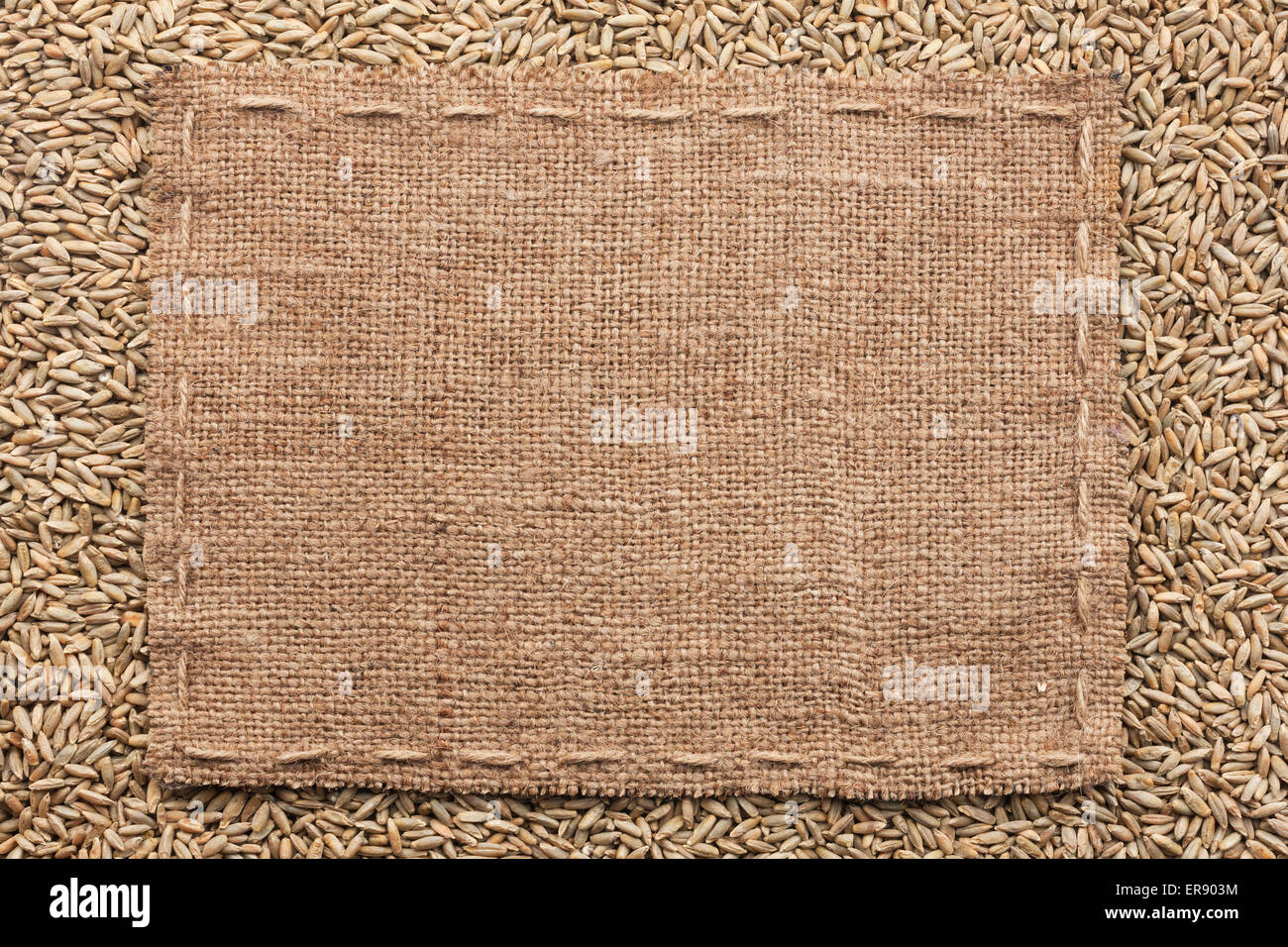 Cornice classica sul grano di segale, con spazio per il testo Foto Stock