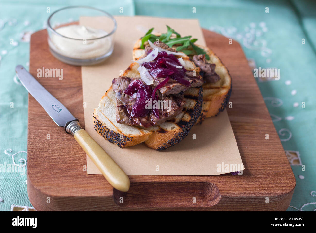 Steak Sandwich con cipolla relish Foto Stock
