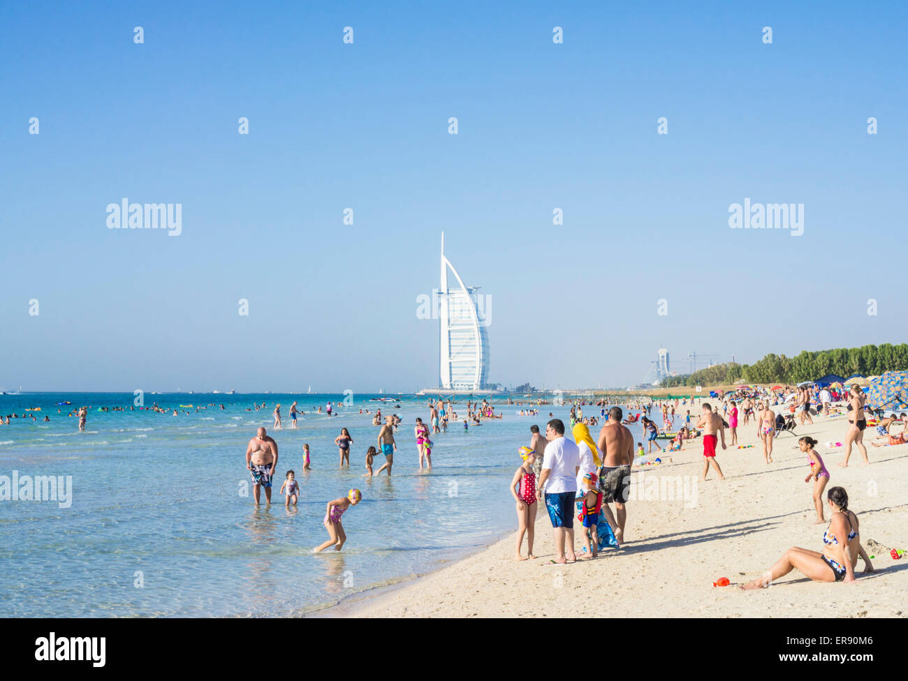 I turisti sulla pubblica Spiaggia di Dubai vicino al Burj al Arab Hotel, Dubai, Emirati Arabi Uniti, Emirati arabi uniti, Medio Oriente Foto Stock