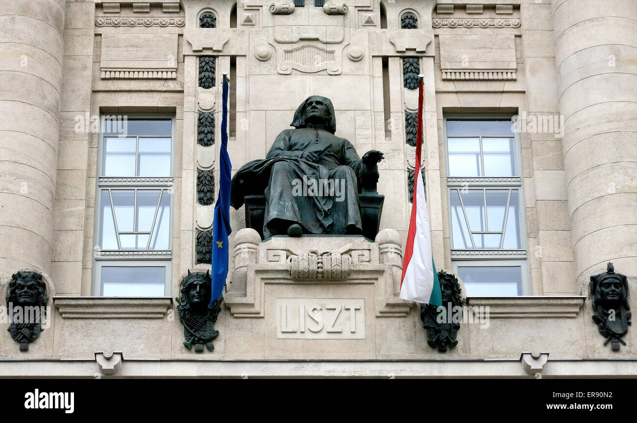 Piazza Ferenc Liszt statua sulla facciata della Magyar Kiralyi Zeneakademia Budapest Ungheria Foto Stock