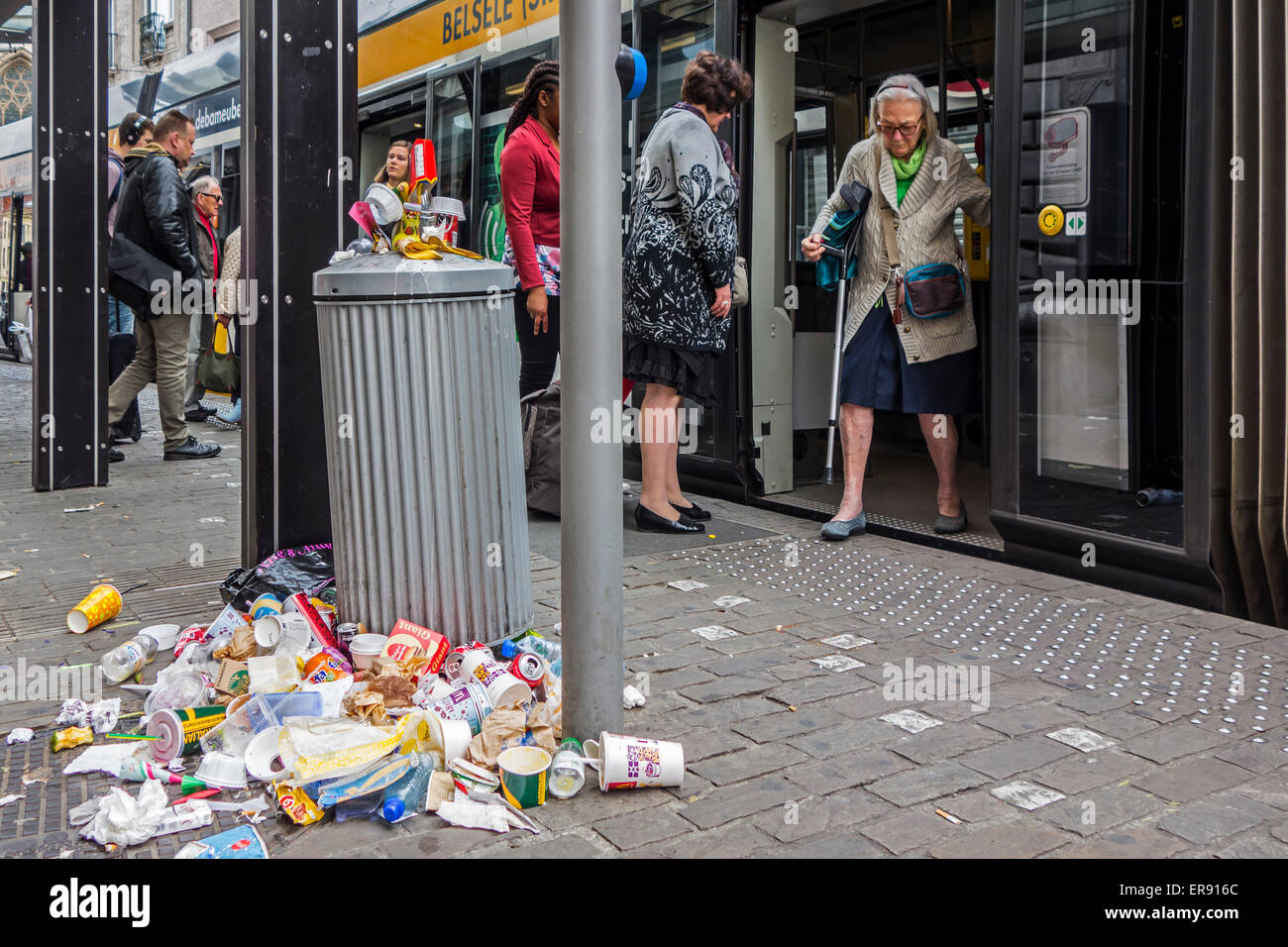 Trabocca immondizia può con impilati i rifiuti domestici a causa di sciopero da parte di trasformazione di rifiuti di impresa alla fermata dei tram in città Foto Stock