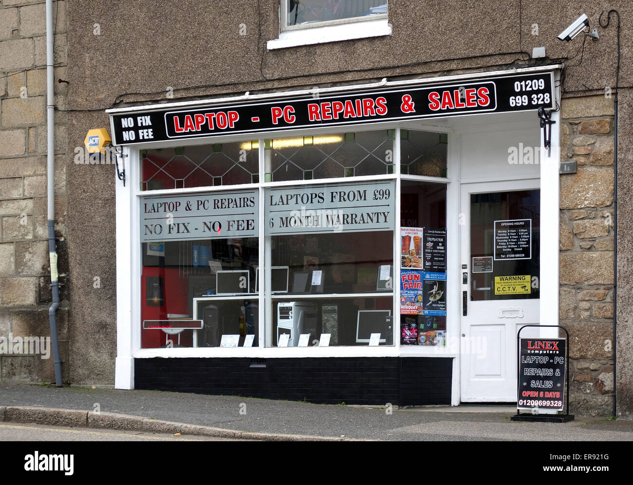 Una Pmi indipendente di riparazione e vendita di home computer e laptop Foto Stock