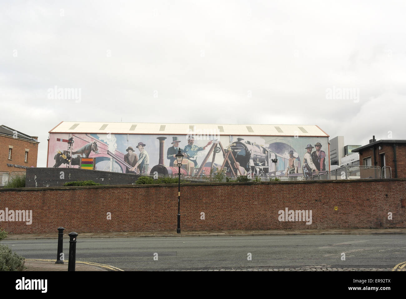 Cielo grigio vista dal Molo di patate, murale del XIX secolo Liverpool e Manchester ferroviaria lavoratori edificio dipinto, MOSI, Manchester Foto Stock