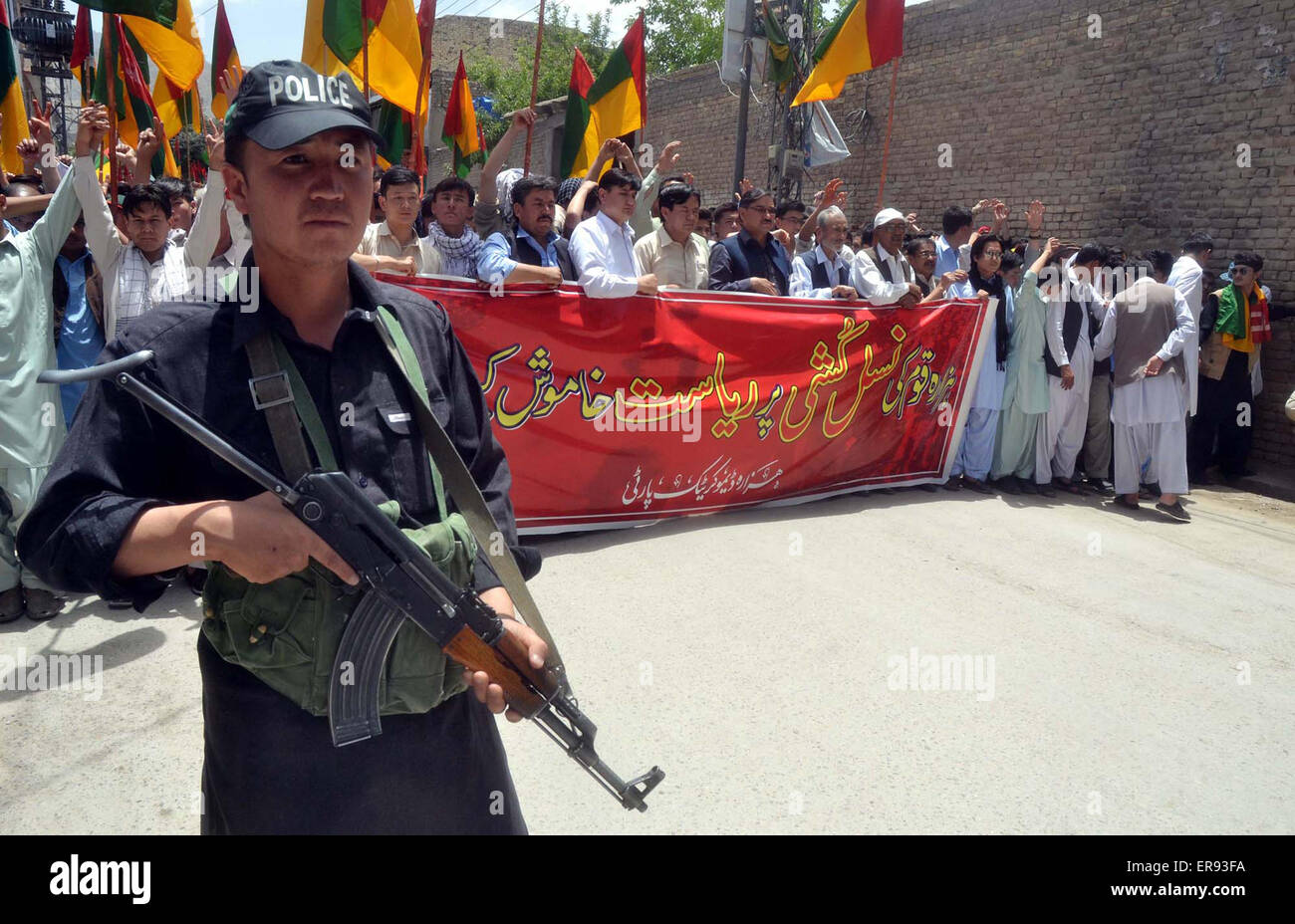 I membri di Hazara comunità sciita tenendo una protesta contro il rally di Hazara genocidio sciita a Quetta e i suoi sobborghi, sotto il vessillo di Hazara Partito Democratico passando attraverso la strada Alamdar a Quetta Venerdì, 29 maggio 2015. Foto Stock