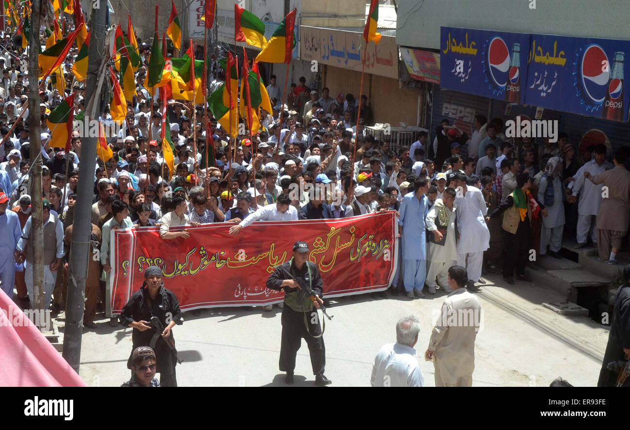 I membri di Hazara comunità sciita tenendo una protesta contro il rally di Hazara genocidio sciita a Quetta e i suoi sobborghi, sotto il vessillo di Hazara Partito Democratico passando attraverso la strada Alamdar a Quetta Venerdì, 29 maggio 2015. Foto Stock