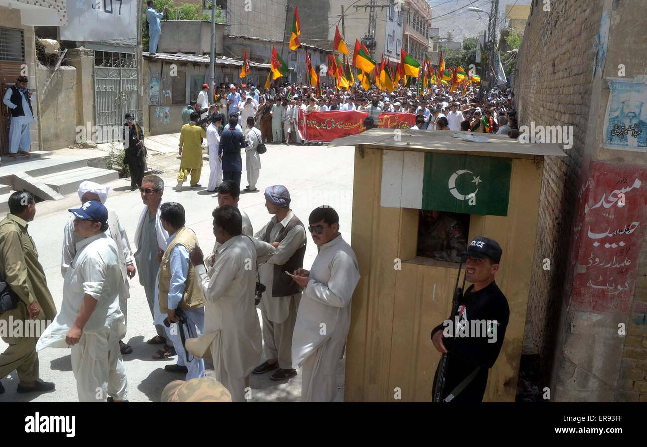 I membri di Hazara comunità sciita tenendo una protesta contro il rally di Hazara genocidio sciita a Quetta e i suoi sobborghi, sotto il vessillo di Hazara Partito Democratico passando attraverso la strada Alamdar a Quetta Venerdì, 29 maggio 2015. Foto Stock