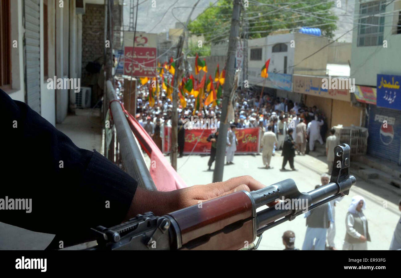I membri di Hazara comunità sciita tenendo una protesta contro il rally di Hazara genocidio sciita a Quetta e i suoi sobborghi, sotto il vessillo di Hazara Partito Democratico passando attraverso la strada Alamdar a Quetta Venerdì, 29 maggio 2015. Foto Stock