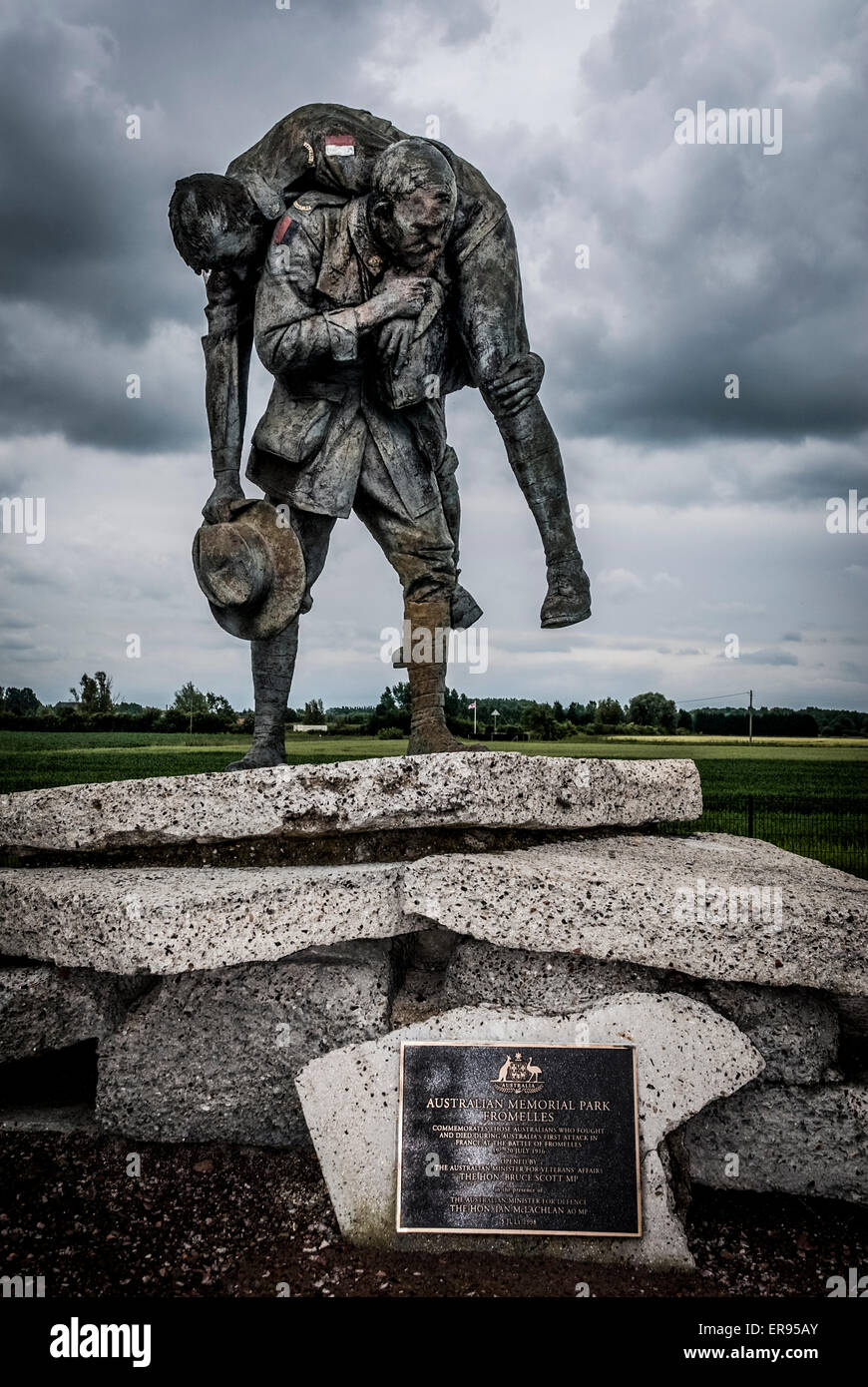 Il campo di battaglia della Somme, Francia Il Memoriale australiano a Sgt Simon Fraser alla battaglia di Fromelles, non dimenticate di me di rame Foto Stock