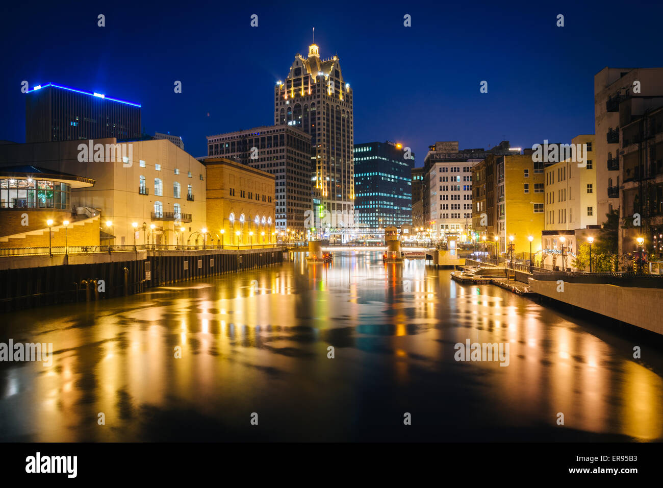 Edifici lungo il fiume Milwaukee di notte, a Milwaukee nel Wisconsin. Foto Stock