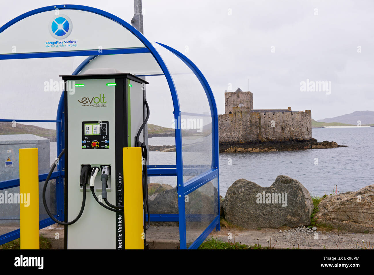 Punto di ricarica per i veicoli elettrici a Castlebay, sull'Isle of Barra, Ebridi Esterne, Scotland Regno Unito Foto Stock