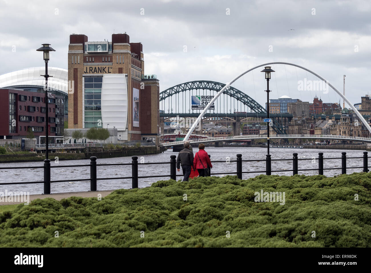 Un giovane a piedi lungo le rive del Tyne in Newcastle, con il Mar Baltico e salvia, Gateshead, sulla sinistra Foto Stock