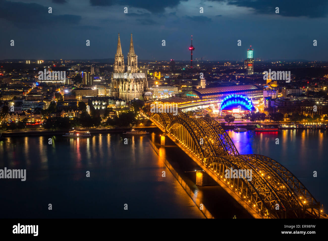 La cattedrale di Colonia e Hohenzollernbrücke di notte Foto Stock