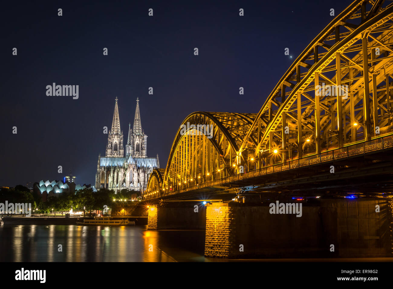 La cattedrale di Colonia e Hohenzollernbrücke di notte Foto Stock