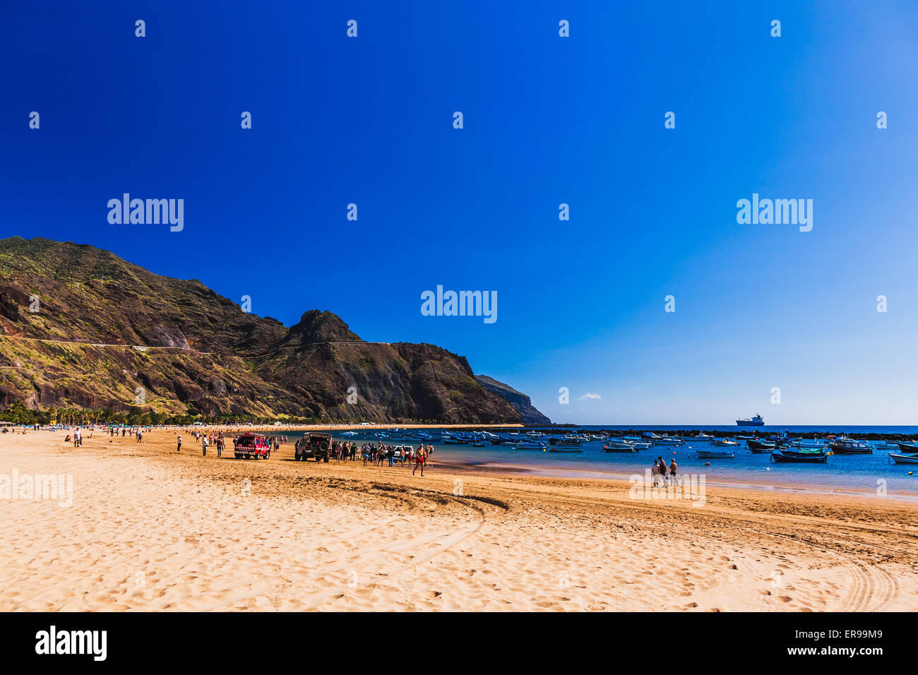 Spiaggia di Las Teresitas con giallo sabbia sulla costa o sulla costa dell'Oceano Atlantico su Tenerife Isole Canarie, Spagna Foto Stock