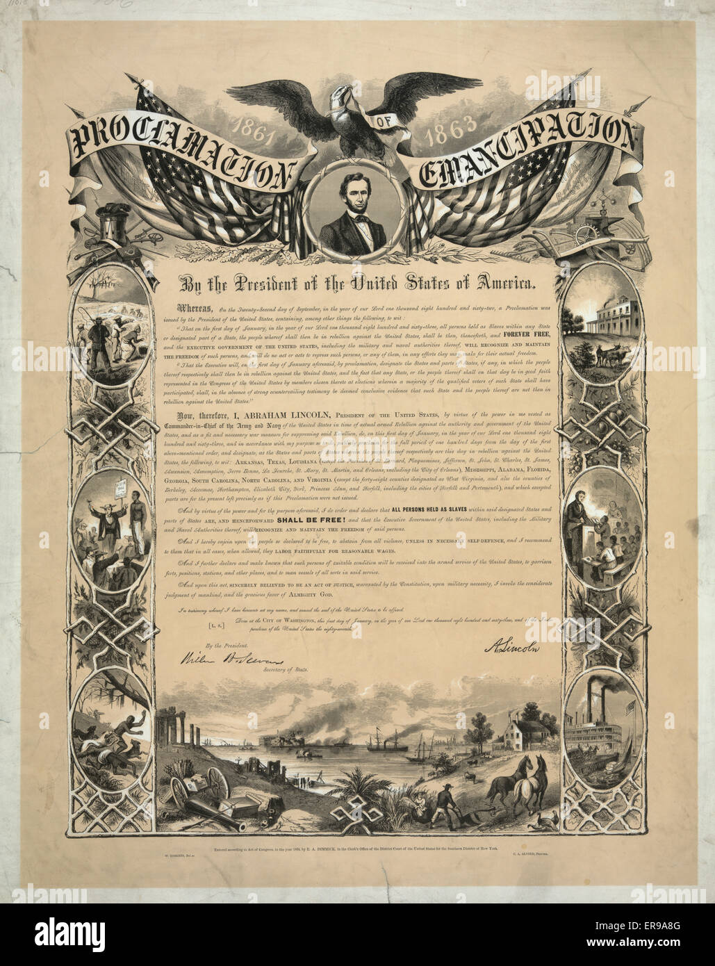 Annuncio di emancipazione dal presidente degli Stati Uniti d'America. Eagle con banner proclamazione di emancipazione e bandiere degli Stati Uniti oltre il ritratto di Abraham Lincoln sopra il testo incorniciato lungo i lati con vignette su la schiavitù, ESC, istruzione Foto Stock