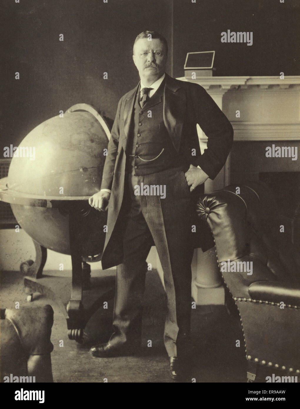 Theodore Roosevelt, XXVI presidente americano di intera lunghezza verticale, in piedi accanto al grande globo 24 Febbraio 1903 Foto Stock