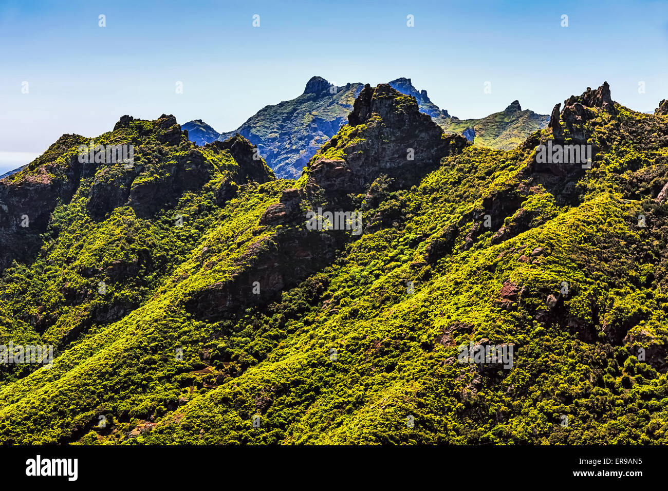 Montagne verdi o rocce e cielo blu paesaggio di Tenerife Isole Canarie, Spagna Foto Stock