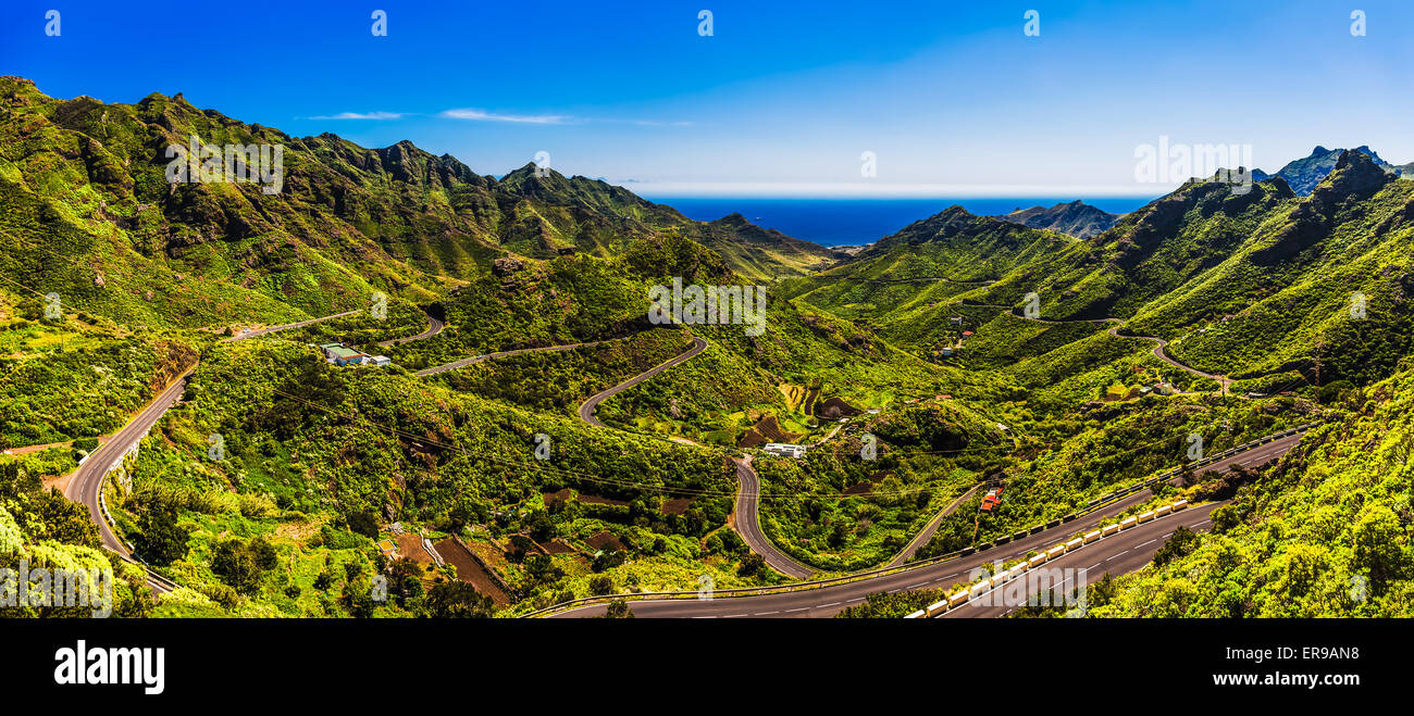 Montagne verdi o rocce con avvolgimento o serpantine road e il cielo blu con nuvole e oceano su orizzonte panorama del paesaggio Foto Stock