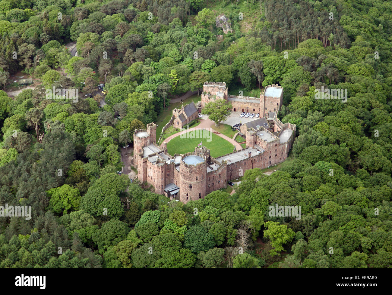 Veduta aerea del castello di Peckforton nel Cheshire, Regno Unito Foto Stock