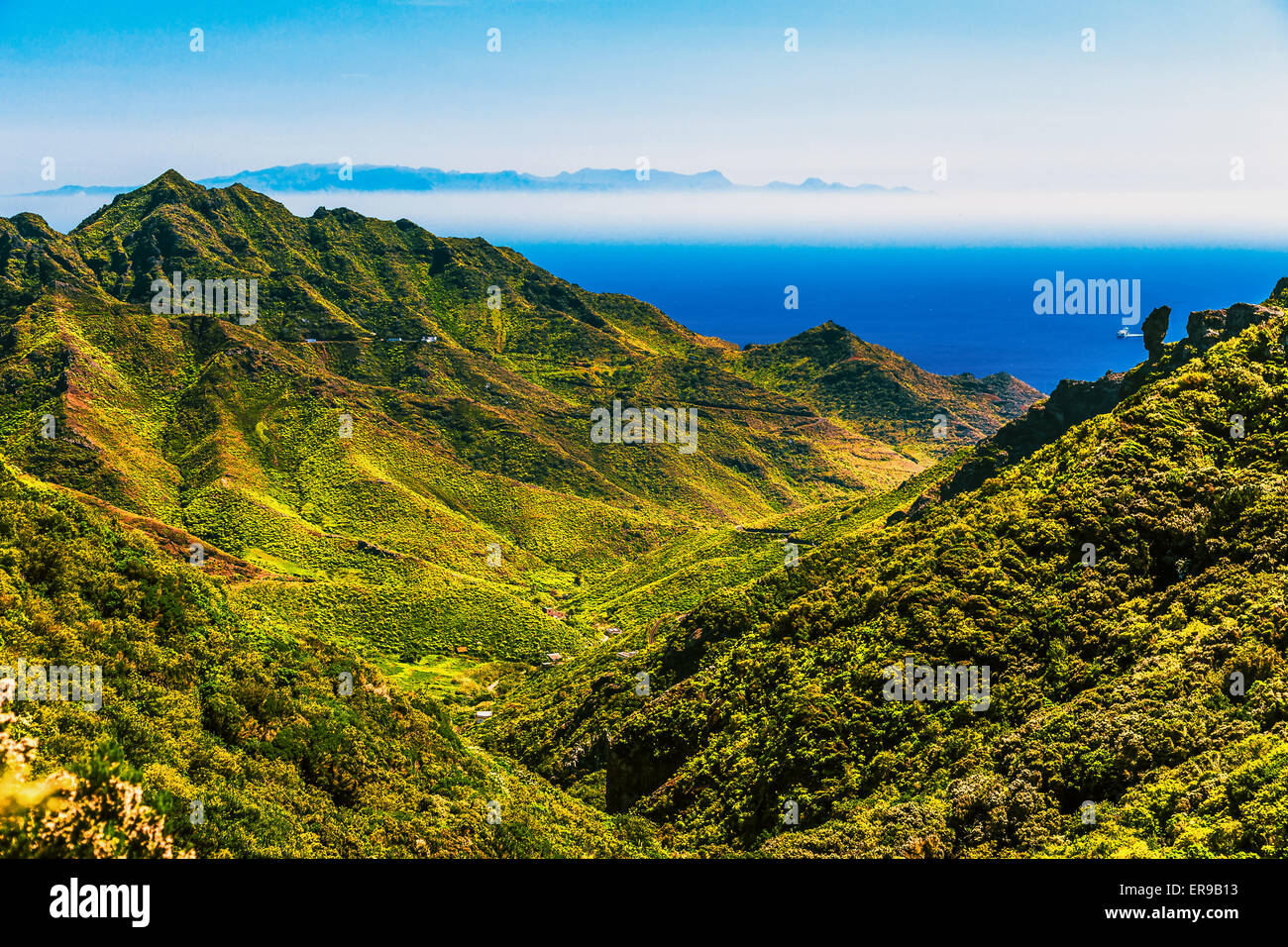 Montagne verdi e blu cielo con isola sulla skyline o orizzonte e l'oceano paesaggio di Tenerife Isole Canarie, Spagna Foto Stock