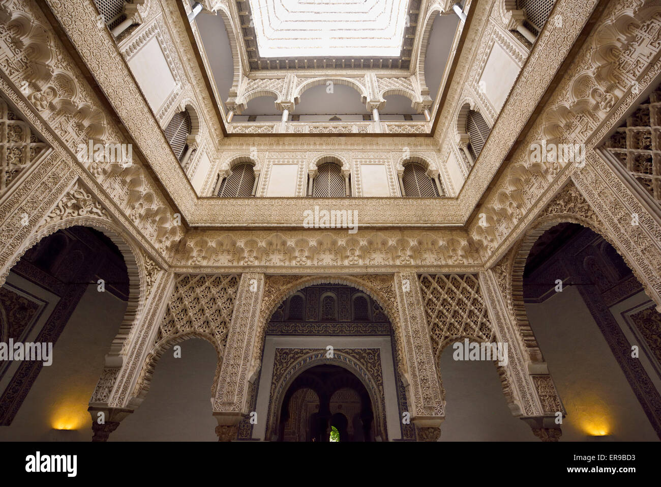 Riccamente intagliato del cortile di bambole in Palazzo Reale Alcazar Siviglia Andalusia Foto Stock