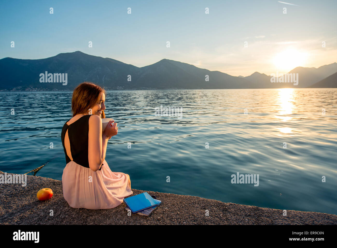 Donna seduta di spalle al molo immagini e fotografie stock ad alta  risoluzione - Alamy