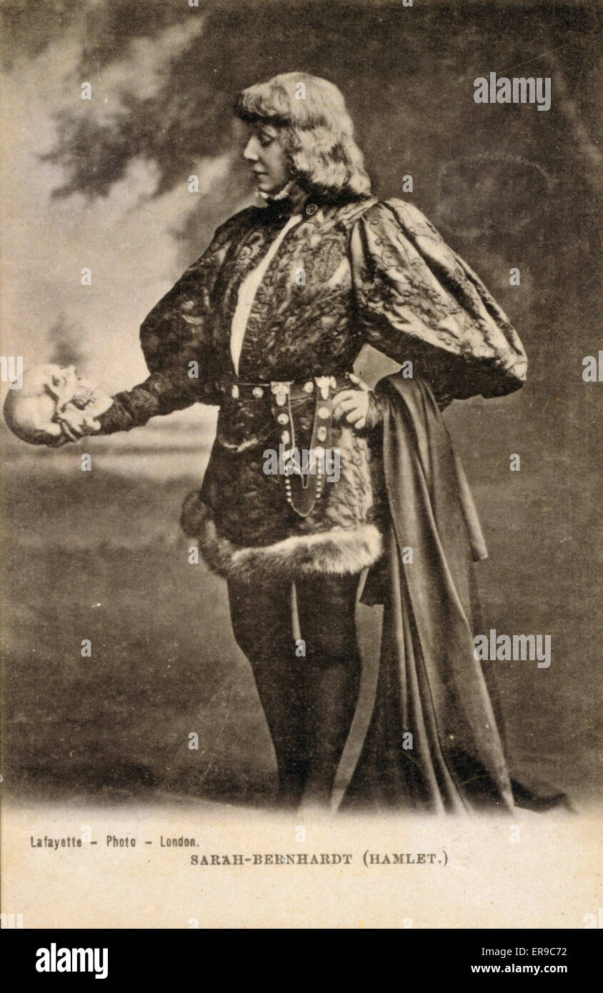 Sarah-Bernhardt (frazione). Stampa mostra Sarah Bernhardt come frazione di intera lunghezza verticale, in piedi, rivolto verso sinistra, detenzione e guardando il cranio. Data compresa tra 1885 e 1900. Foto Stock