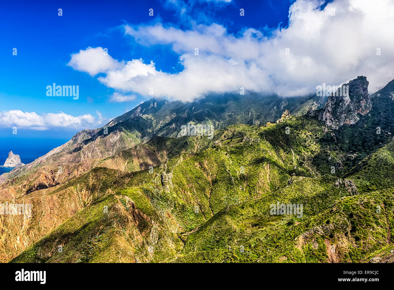 Montagne verdi con le nubi sul cielo blu paesaggio nell'isola di Tenerife, Spagna Foto Stock
