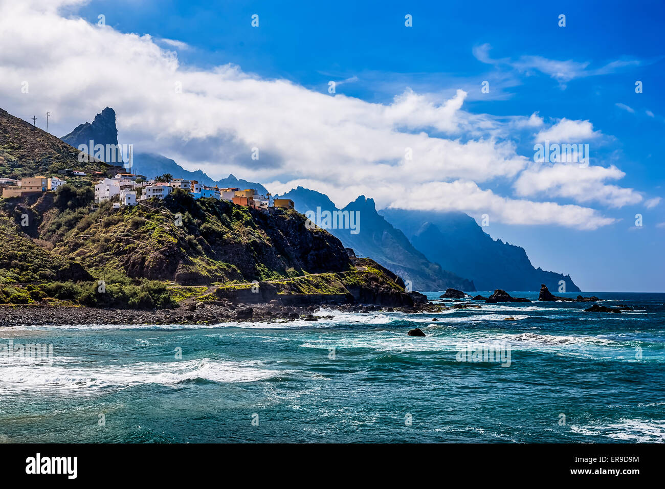 Costa o riva dell Oceano Atlantico con verde di montagna o di roccia e cielo con nuvole e orizzonte in Tenerife Isole Canarie, Spagna Foto Stock