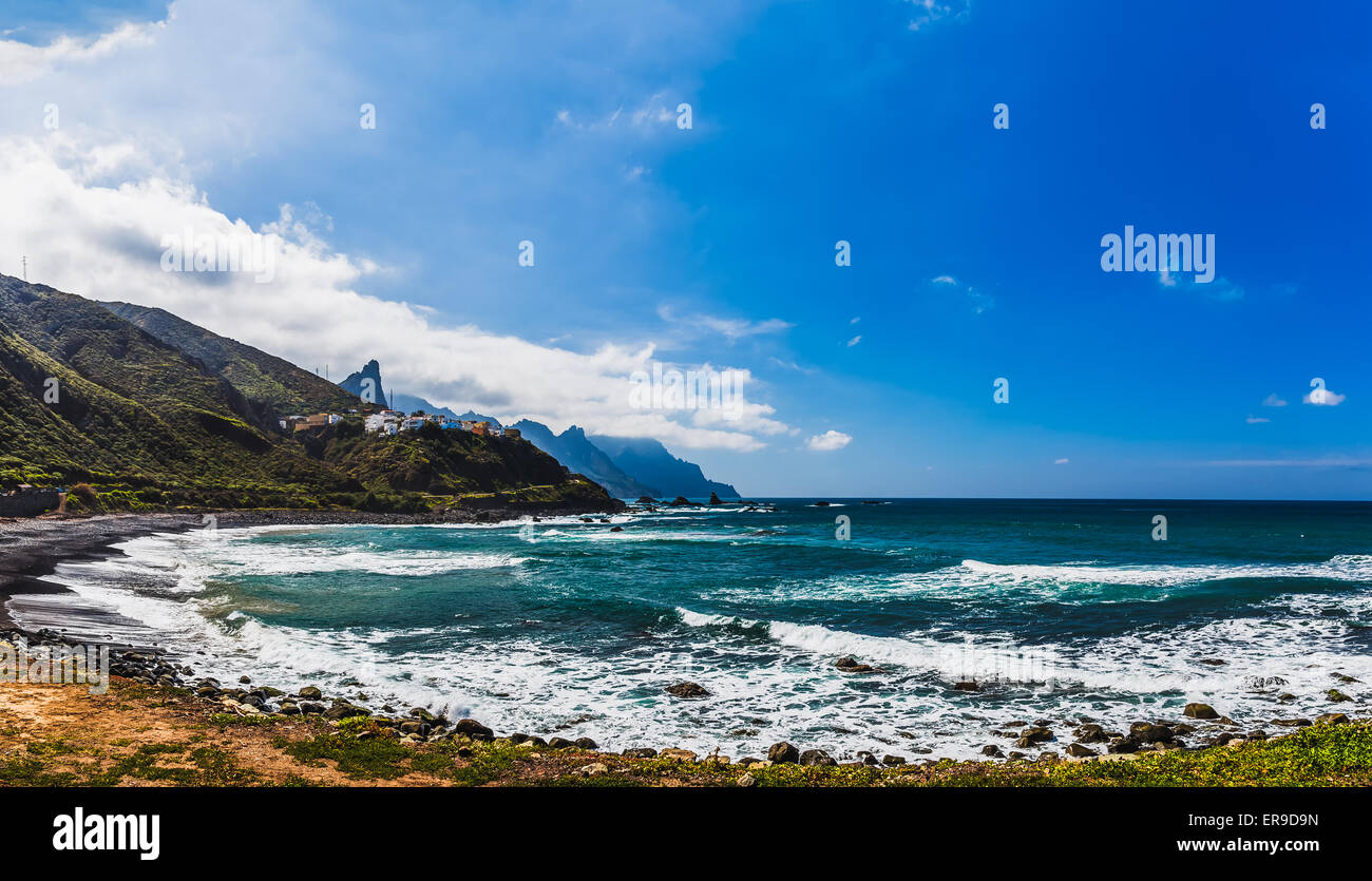 Costa o riva dell Oceano Atlantico con la montagna o roccia e cielo blu con nuvole e skyline o horizon in Tenerife Canarie Foto Stock
