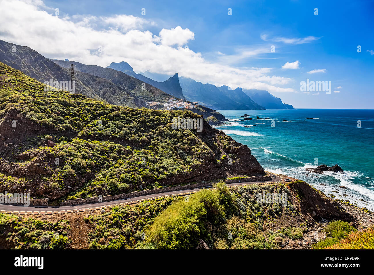 Strada vicina alla costa o riva dell Oceano Atlantico con le montagne e il cielo blu con nuvole e skyline o horizon in Tenerife Canarie Foto Stock