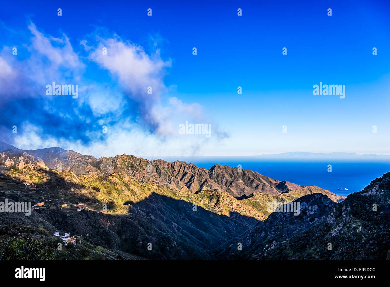 Le nuvole e la montagna con cielo azzurro sfondo orizzonte vicino all'Oceano Atlantico paesaggio di Tenerife Isole Canarie, Spagna Foto Stock