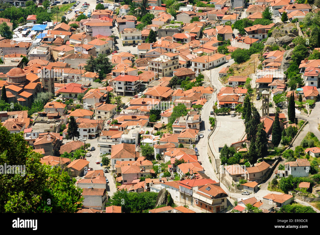 Città di Kalambaka vista da rocce di Meteora, Grecia Foto Stock