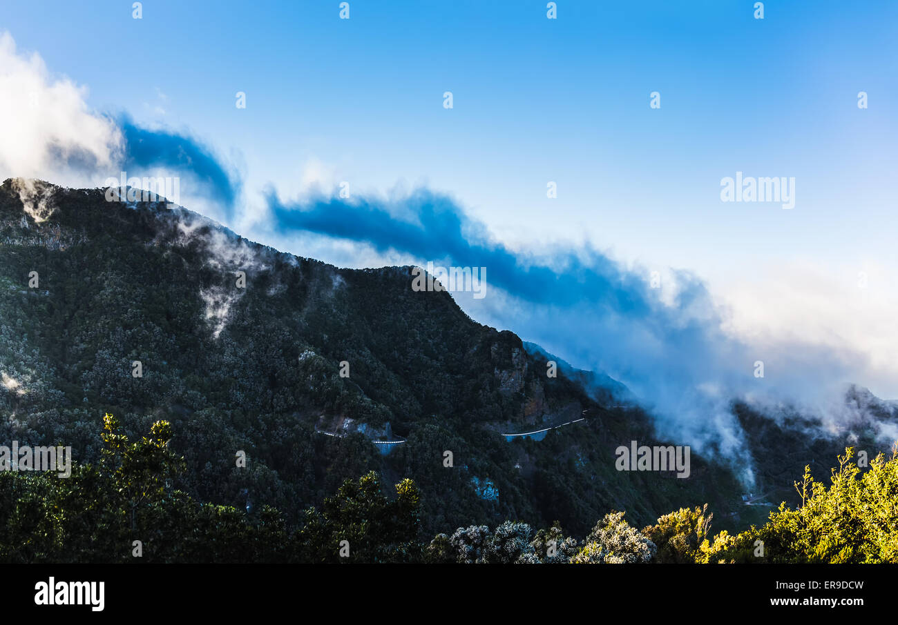 Le montagne con le nubi sul cielo blu paesaggio nell'isola di Tenerife, Spagna Foto Stock